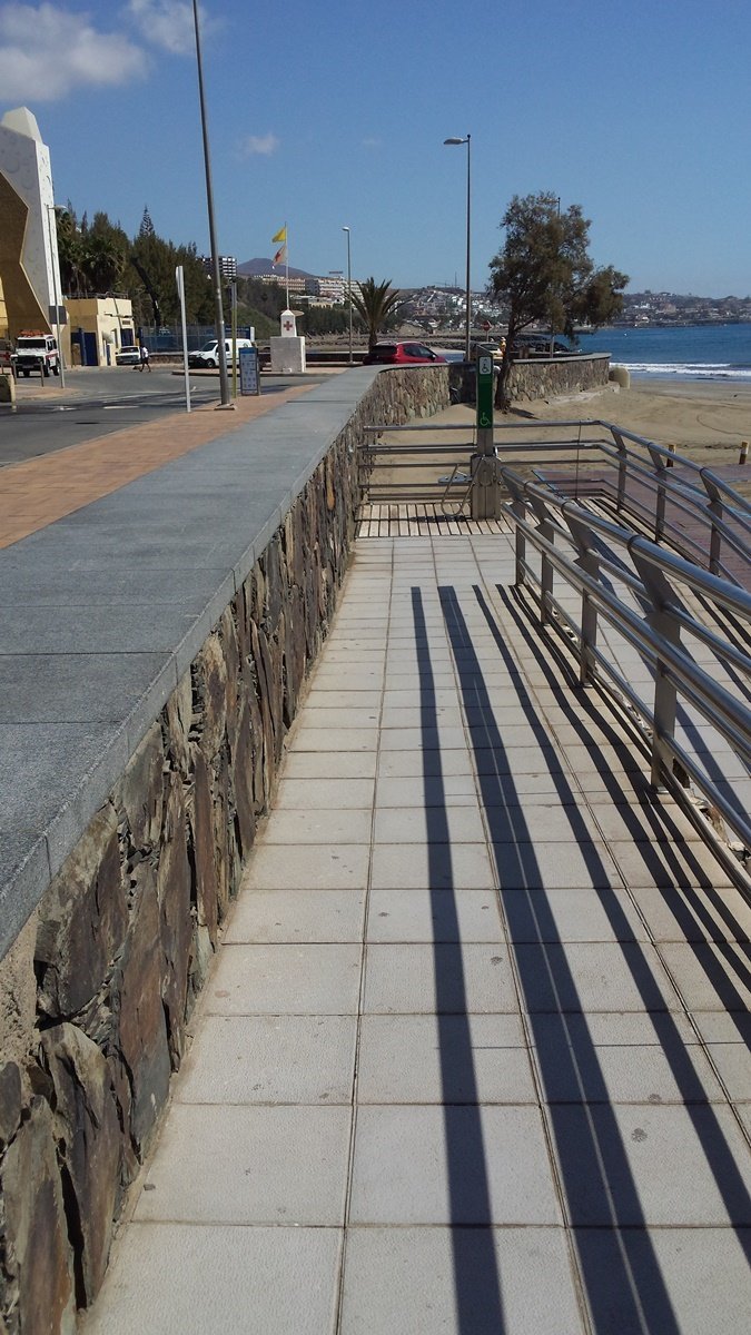 Rampa de acceso conectada a la pasarela - Playa del Inglés - Accesibilidad Playa del Inglés