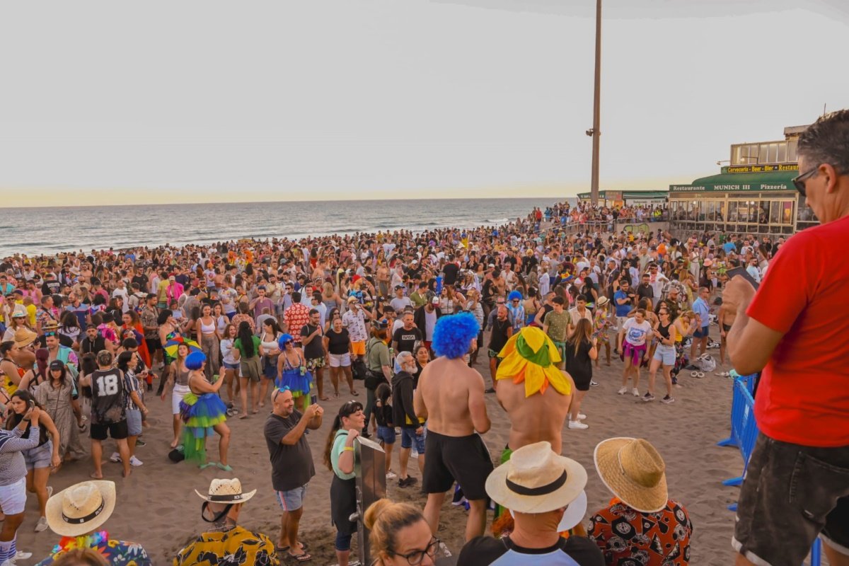 Cerca de 3000 personas bailan al son del Carnaval al Sol de Playa del Inglés con Los40