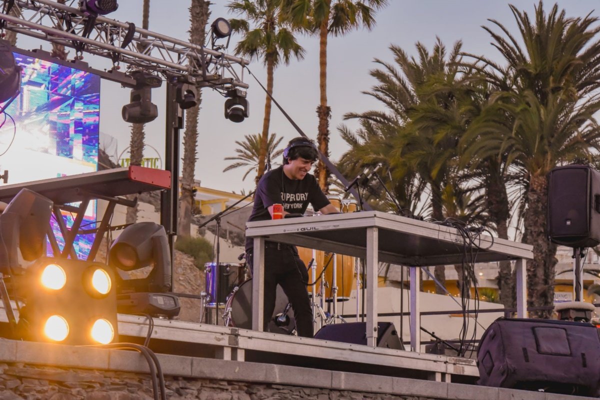 Cerca de 3000 personas bailan al son del Carnaval al Sol de Playa del Inglés con Los40