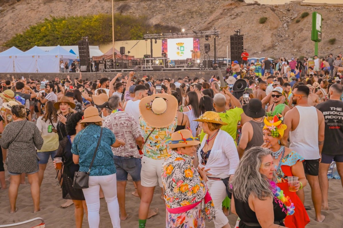 Cerca de 3000 personas bailan al son del Carnaval al Sol de Playa del Inglés con Los40