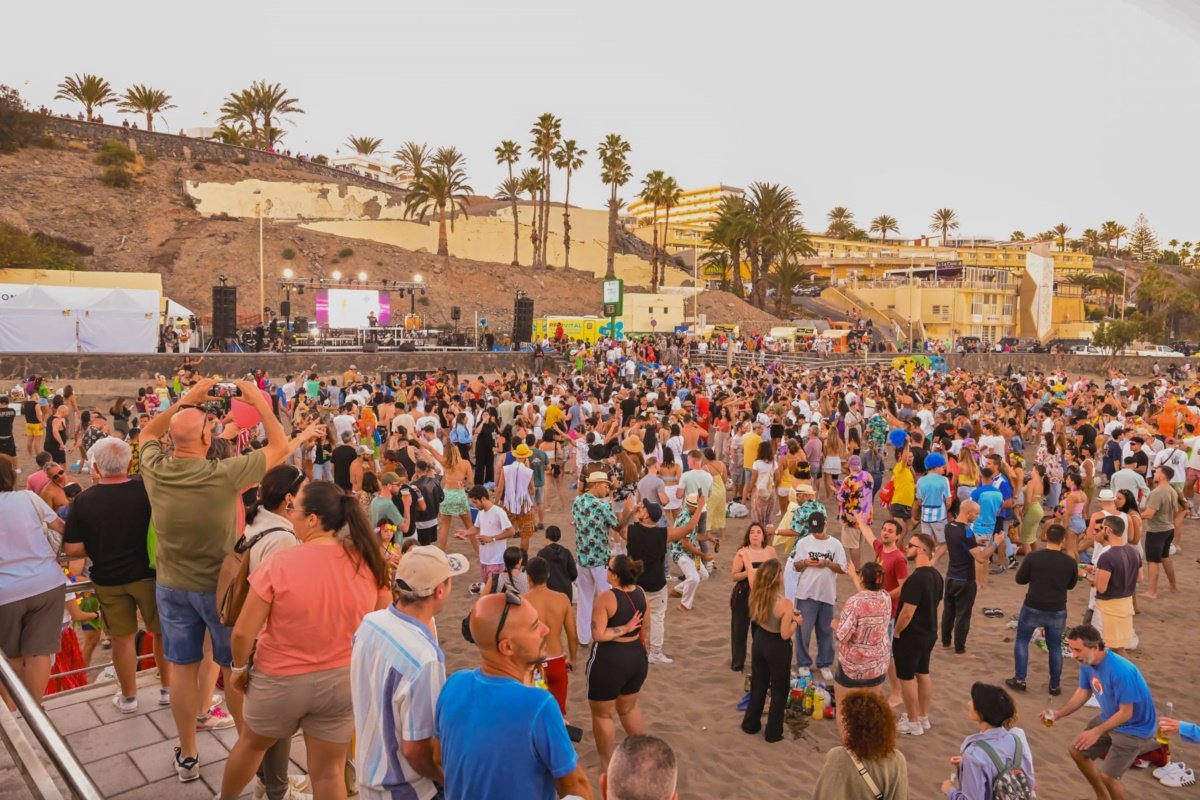Cerca de 3000 personas bailan al son del Carnaval al Sol de Playa del Inglés con Los40