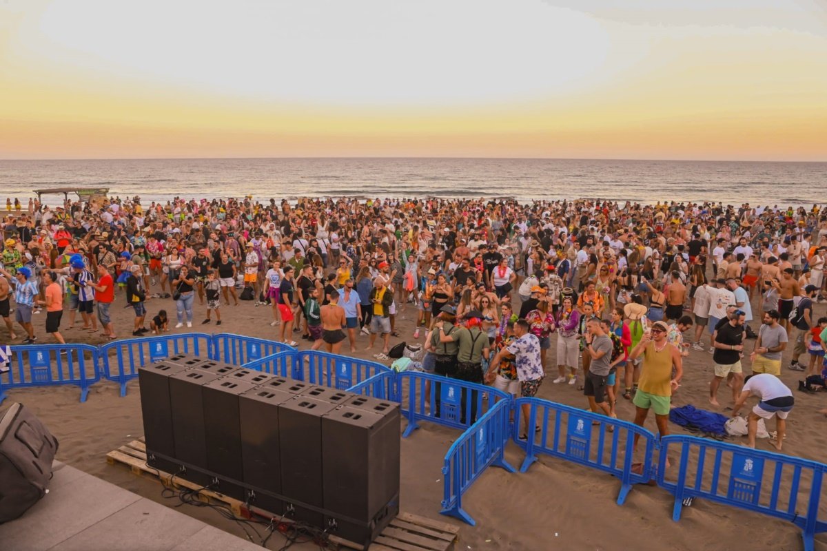 Cerca de 3000 personas bailan al son del Carnaval al Sol de Playa del Inglés con Los40