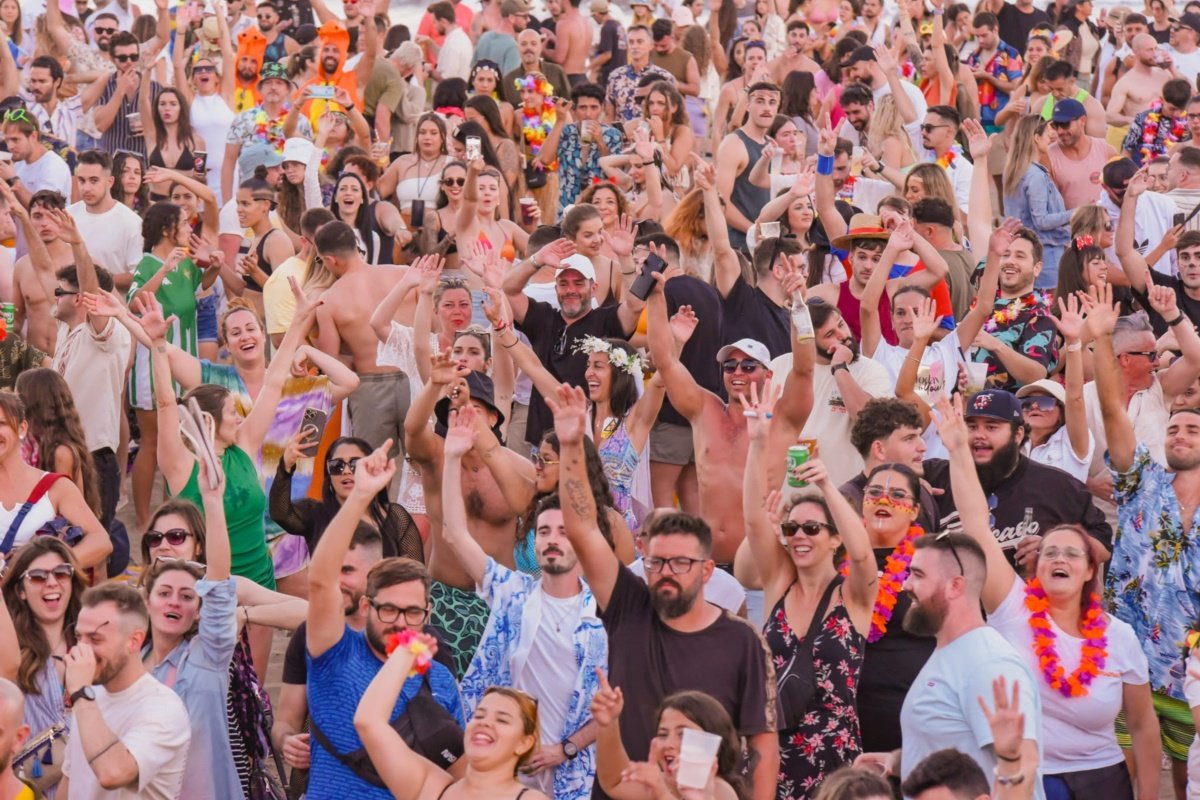 Cerca de 3000 personas bailan al son del Carnaval al Sol de Playa del Inglés con Los40