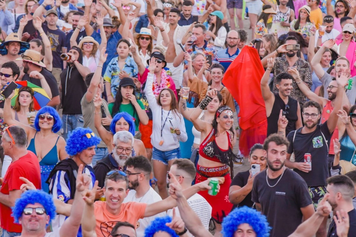 Cerca de 3000 personas bailan al son del Carnaval al Sol de Playa del Inglés con Los40