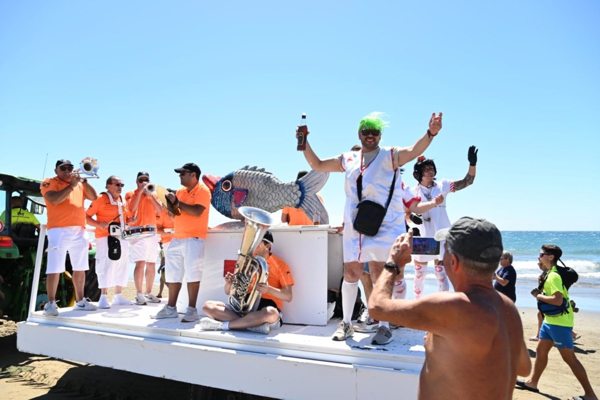 Cerca de 3000 personas bailan al son del Carnaval al Sol de Playa del Inglés con Los40