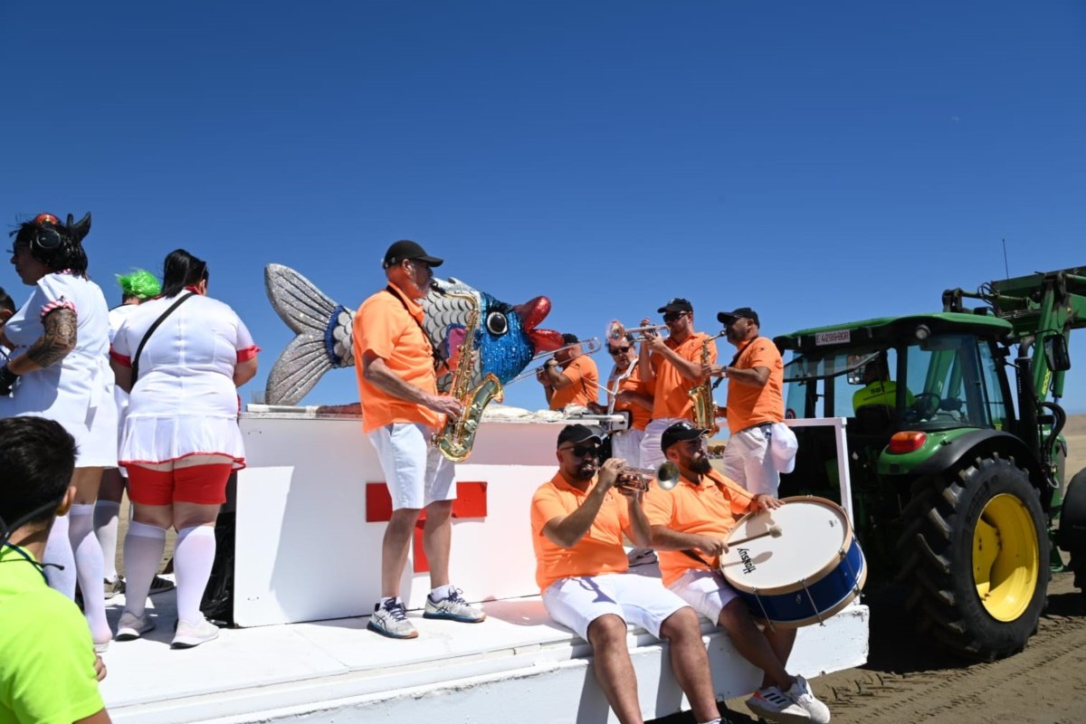 Cerca de 3000 personas bailan al son del Carnaval al Sol de Playa del Inglés con Los40