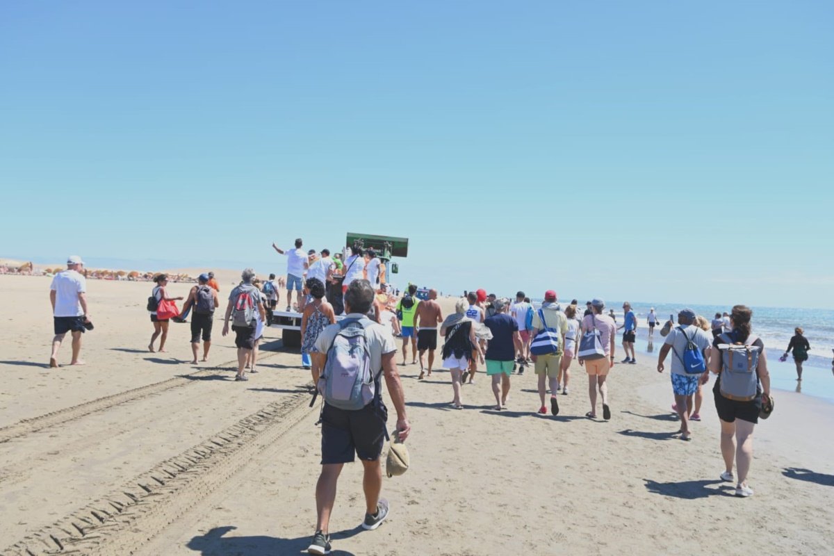 Cerca de 3000 personas bailan al son del Carnaval al Sol de Playa del Inglés con Los40