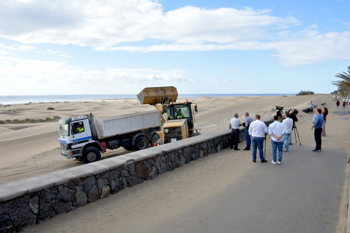 La Concejalía de Limpieza traslada 78.000 kilos de arena desde el paseo a la orilla de Playa del Inglés