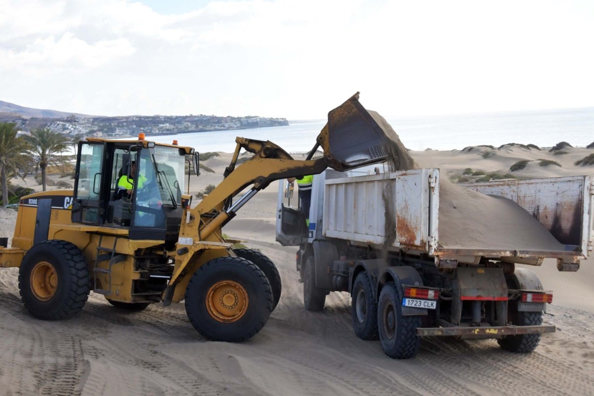 La Concejalía de Limpieza traslada 78.000 kilos de arena desde el paseo a la orilla de Playa del Inglés