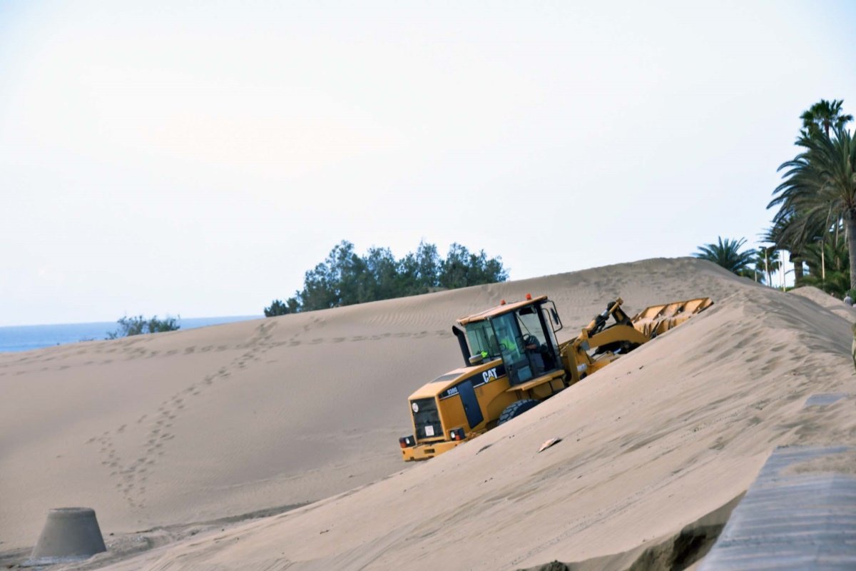 La Concejalía de Limpieza traslada 78.000 kilos de arena desde el paseo a la orilla de Playa del Inglés