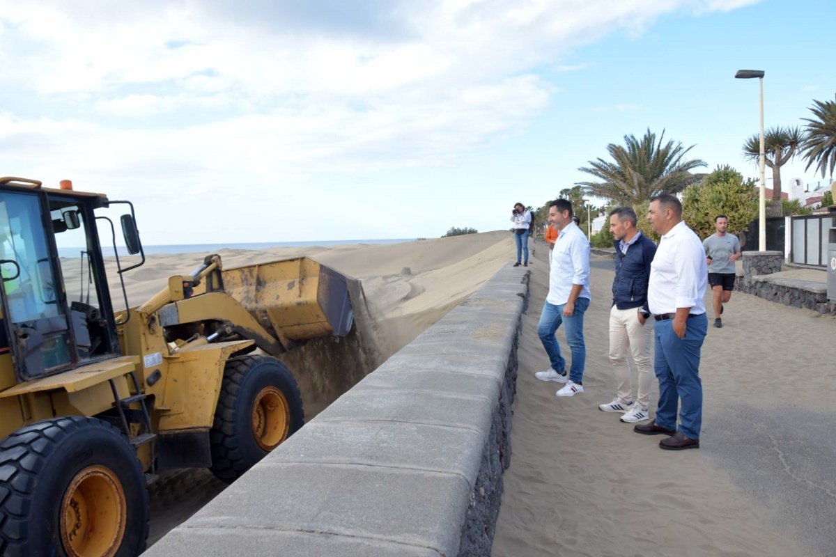 La Concejalía de Limpieza traslada 78.000 kilos de arena desde el paseo a la orilla de Playa del Inglés