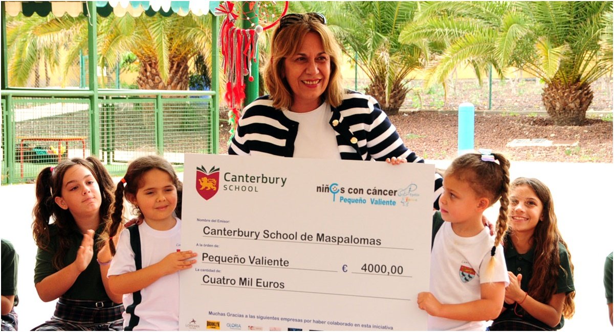 Los pequeños valientes del Canterbury de Maspalomas subastan solidaridad y arte indigenista contra el cáncer infantil