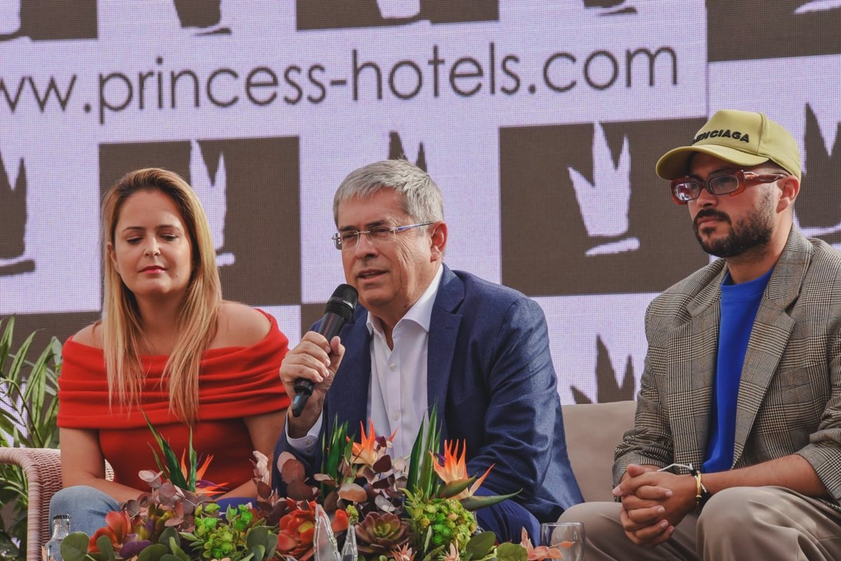 Joseph Fonseca y King África, cantantes invitados en la gala Drag Queen del Carnaval Internacional de Maspalomas