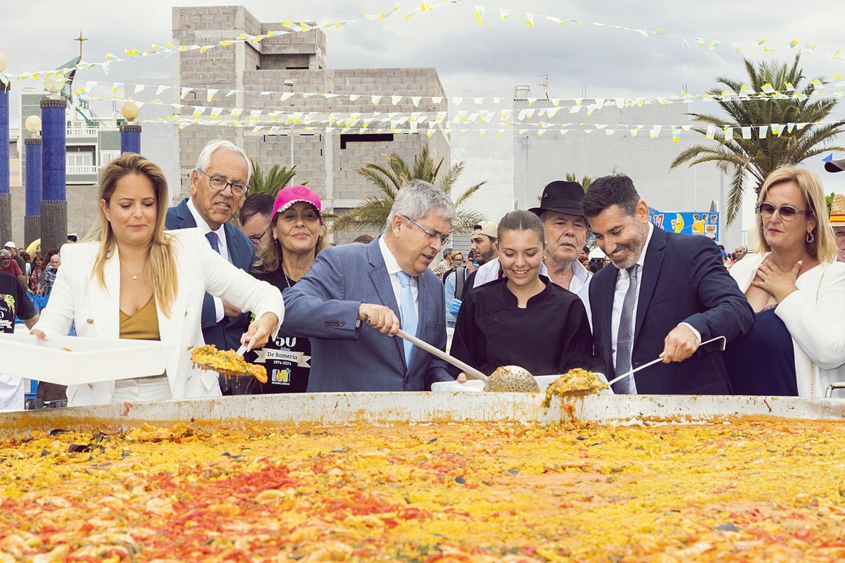 350 kilos de arroz y 750 litros de caldo, la base de la Gran Paella de El Tablero servida para 5.000 personas