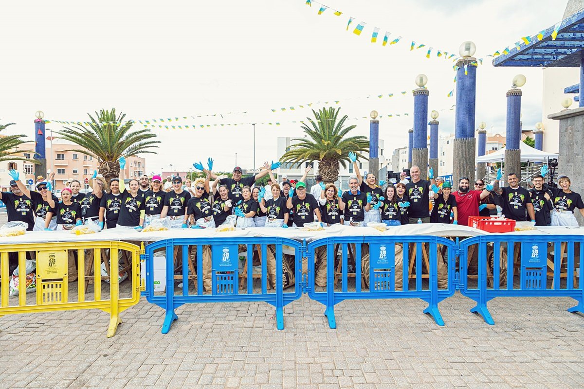 350 kilos de arroz y 750 litros de caldo, la base de la Gran Paella de El Tablero servida para 5.000 personas
