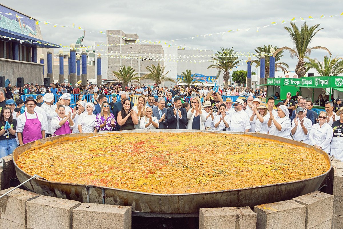 350 kilos de arroz y 750 litros de caldo, la base de la Gran Paella de El Tablero servida para 5.000 personas