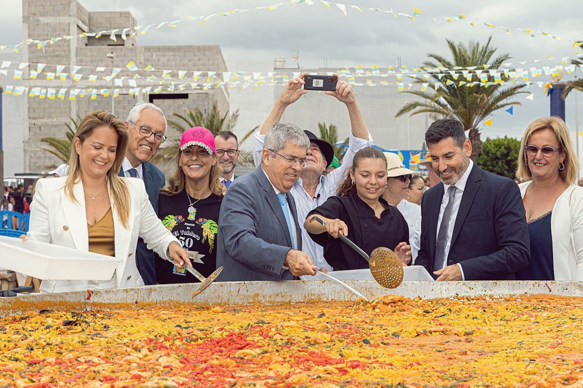 350 kilos de arroz y 750 litros de caldo, la base de la Gran Paella de El Tablero servida para 5.000 personas