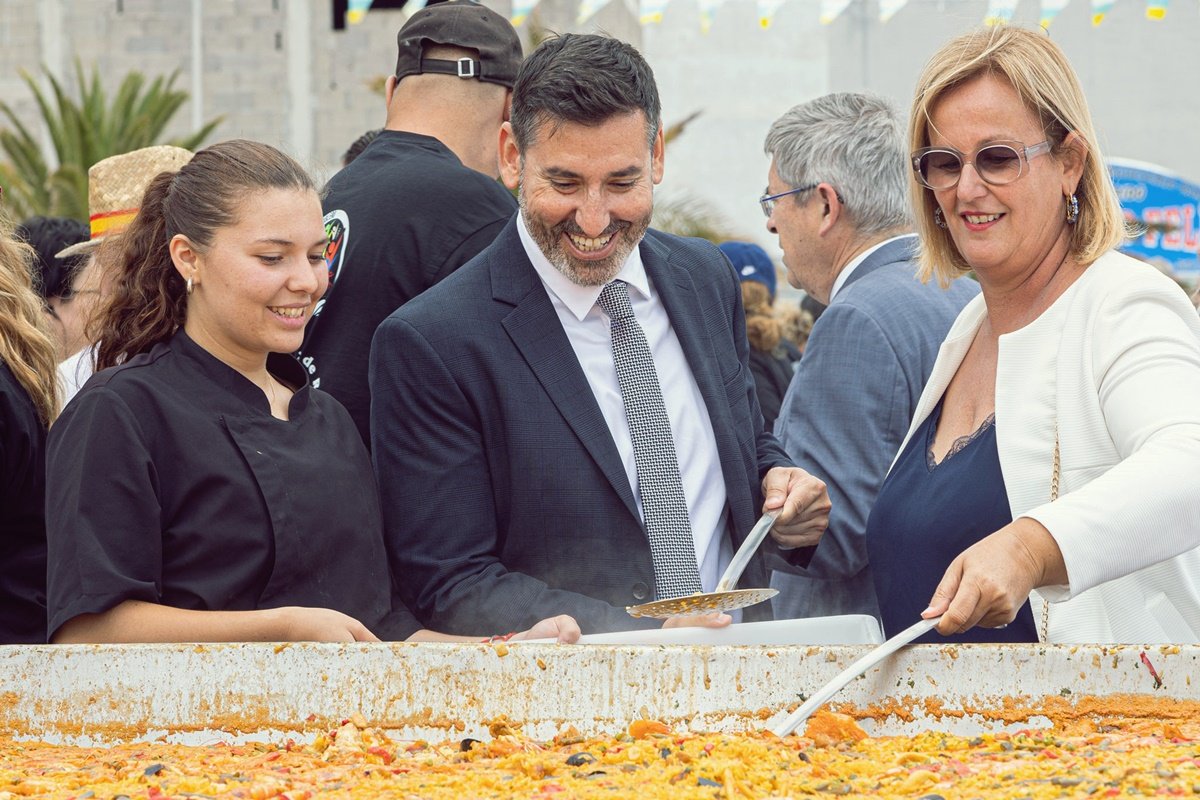 350 kilos de arroz y 750 litros de caldo, la base de la Gran Paella de El Tablero servida para 5.000 personas