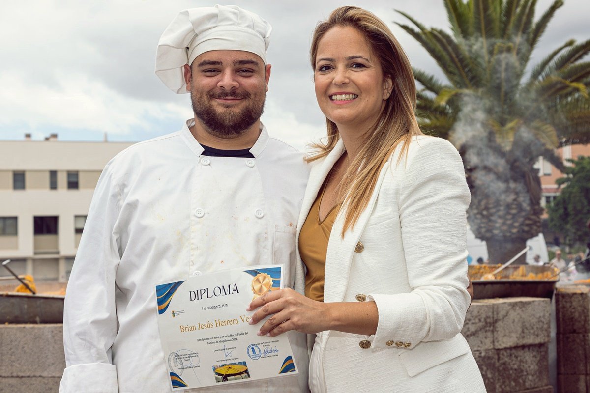 350 kilos de arroz y 750 litros de caldo, la base de la Gran Paella de El Tablero servida para 5.000 personas