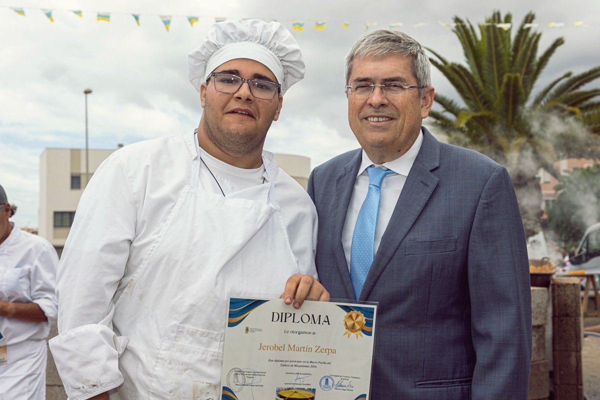 350 kilos de arroz y 750 litros de caldo, la base de la Gran Paella de El Tablero servida para 5.000 personas
