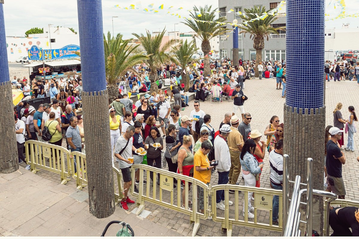 350 kilos de arroz y 750 litros de caldo, la base de la Gran Paella de El Tablero servida para 5.000 personas