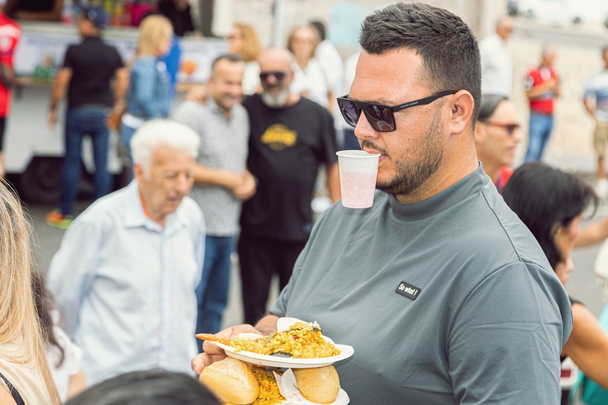 350 kilos de arroz y 750 litros de caldo, la base de la Gran Paella de El Tablero servida para 5.000 personas