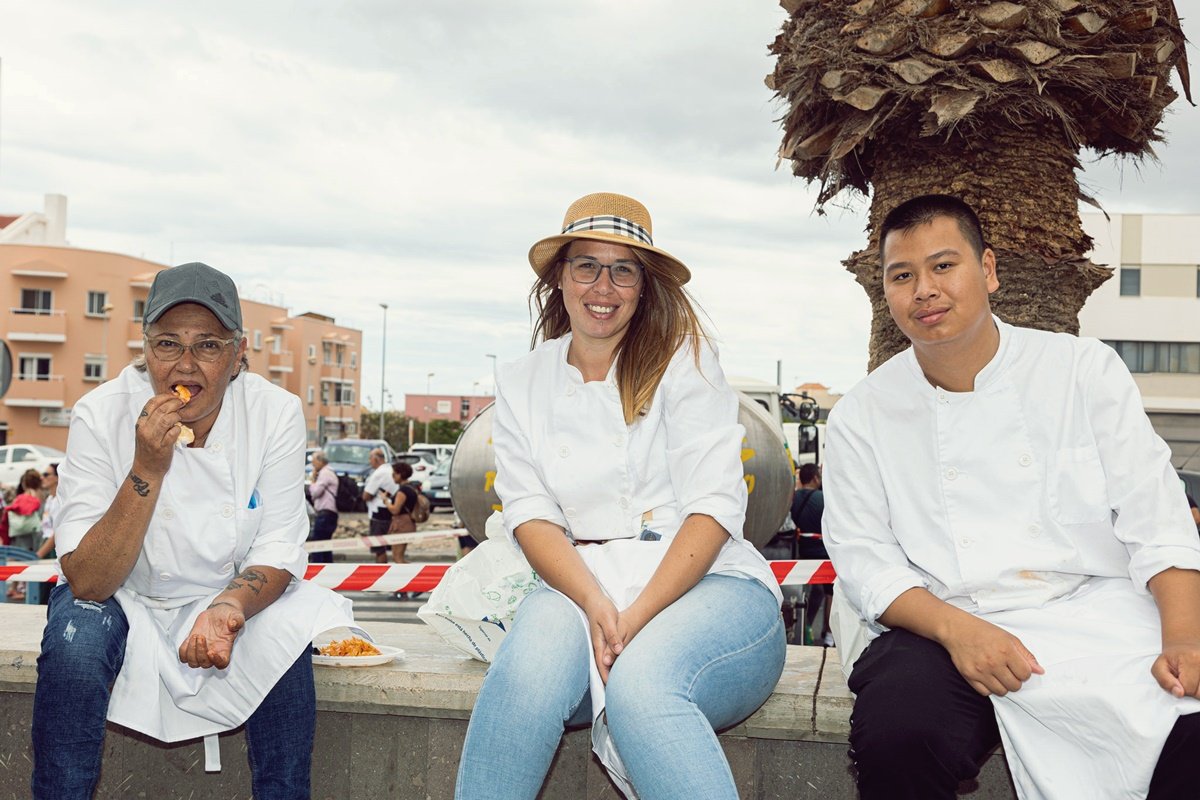 350 kilos de arroz y 750 litros de caldo, la base de la Gran Paella de El Tablero servida para 5.000 personas