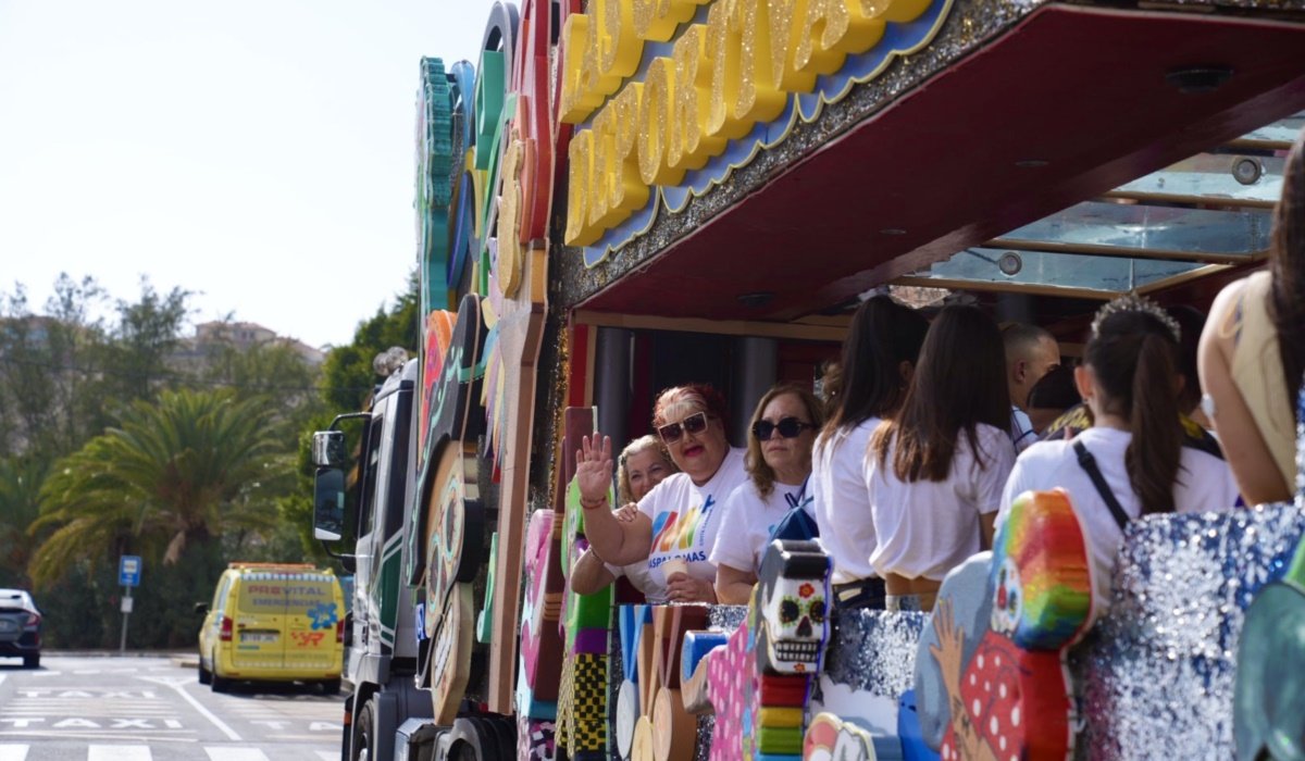 Las calles del sur reciben con alegría al desfile anunciador del Carnaval Internacional de Maspalomas 2025
