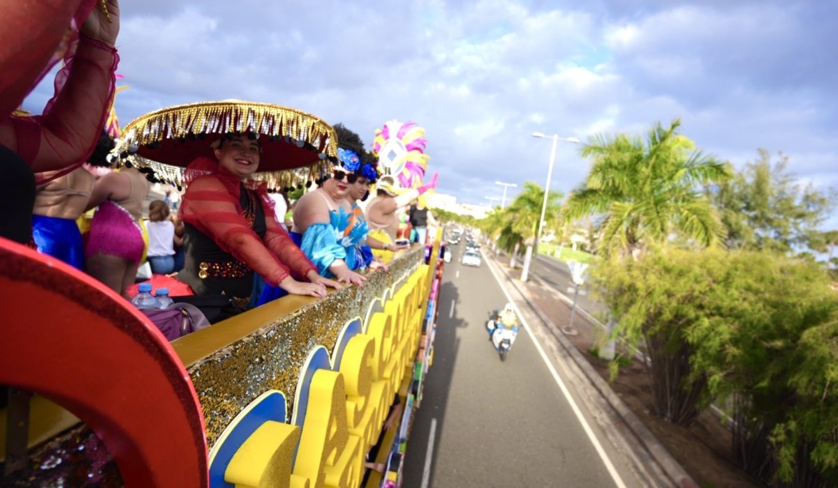 Las calles del sur reciben con alegría al desfile anunciador del Carnaval Internacional de Maspalomas 2025