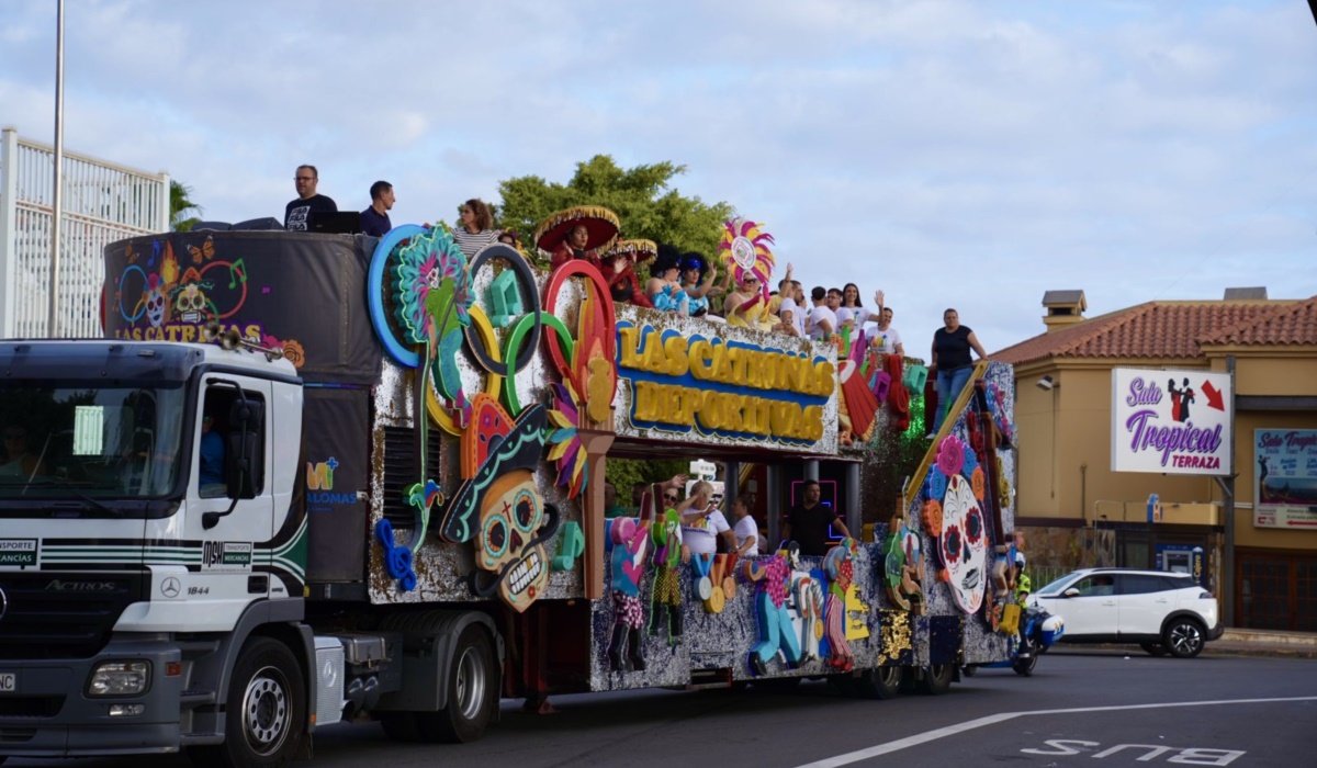 Las calles del sur reciben con alegría al desfile anunciador del Carnaval Internacional de Maspalomas 2025