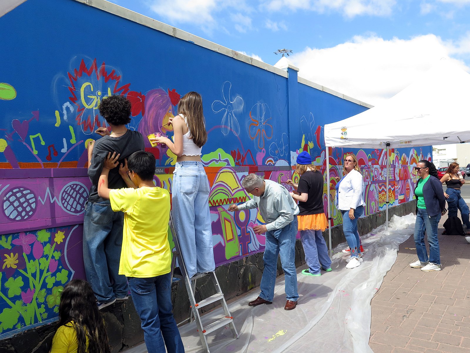                                 - Los estudiantes de SBT elaboran el mural ‘Pintando la fuerza femenina’