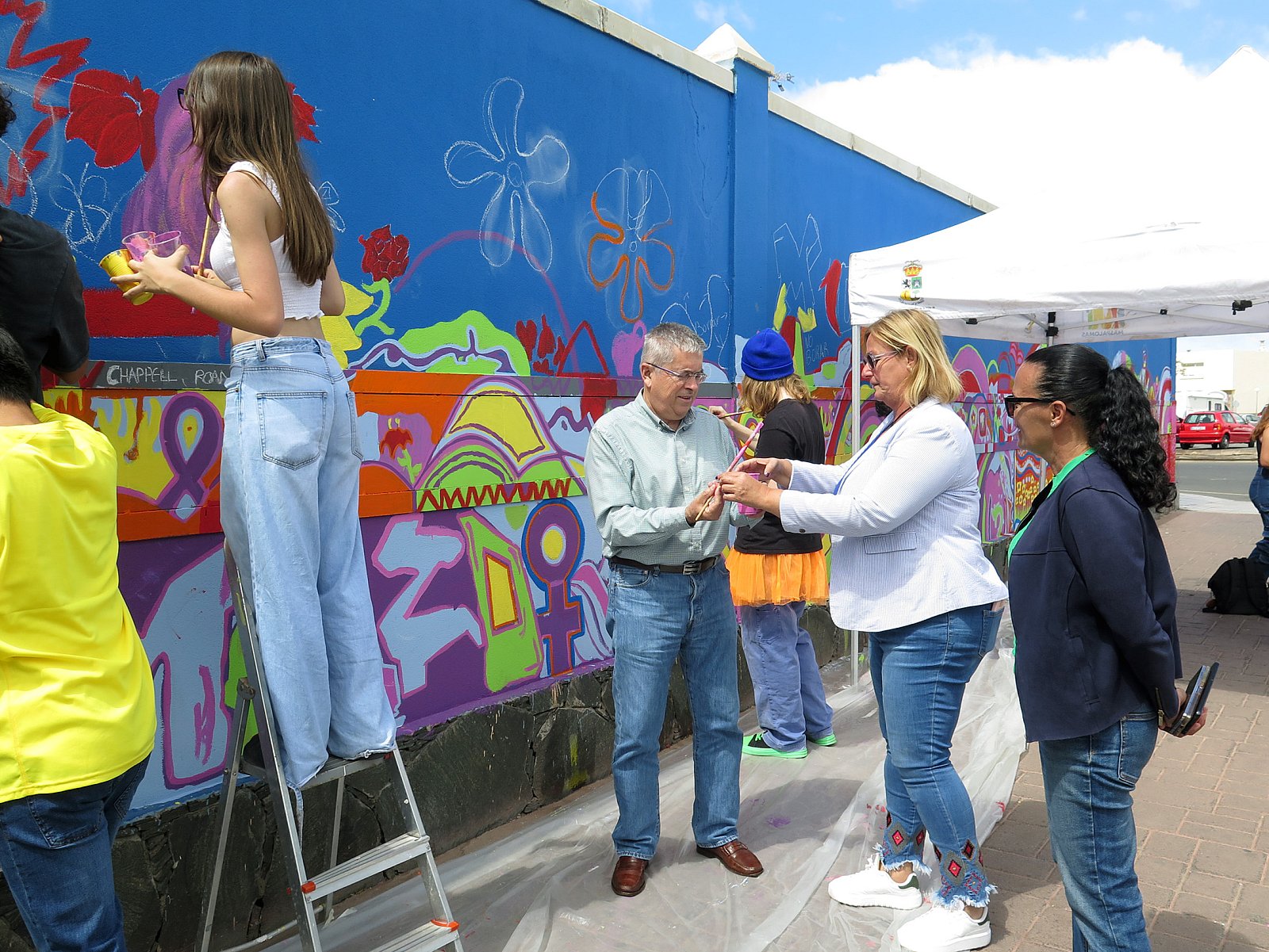                                 - Los estudiantes de SBT elaboran el mural ‘Pintando la fuerza femenina’