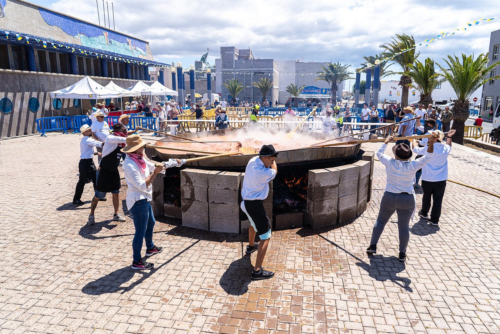 5.000 personas despiden las fiestas de El Tablero con el sabor de la tradicional Gran Paella