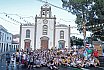 Más de un centenar de personas tiznadas y empapadas perpetúan el recuerdo a los carboneros en las fiestas de San Bartolomé