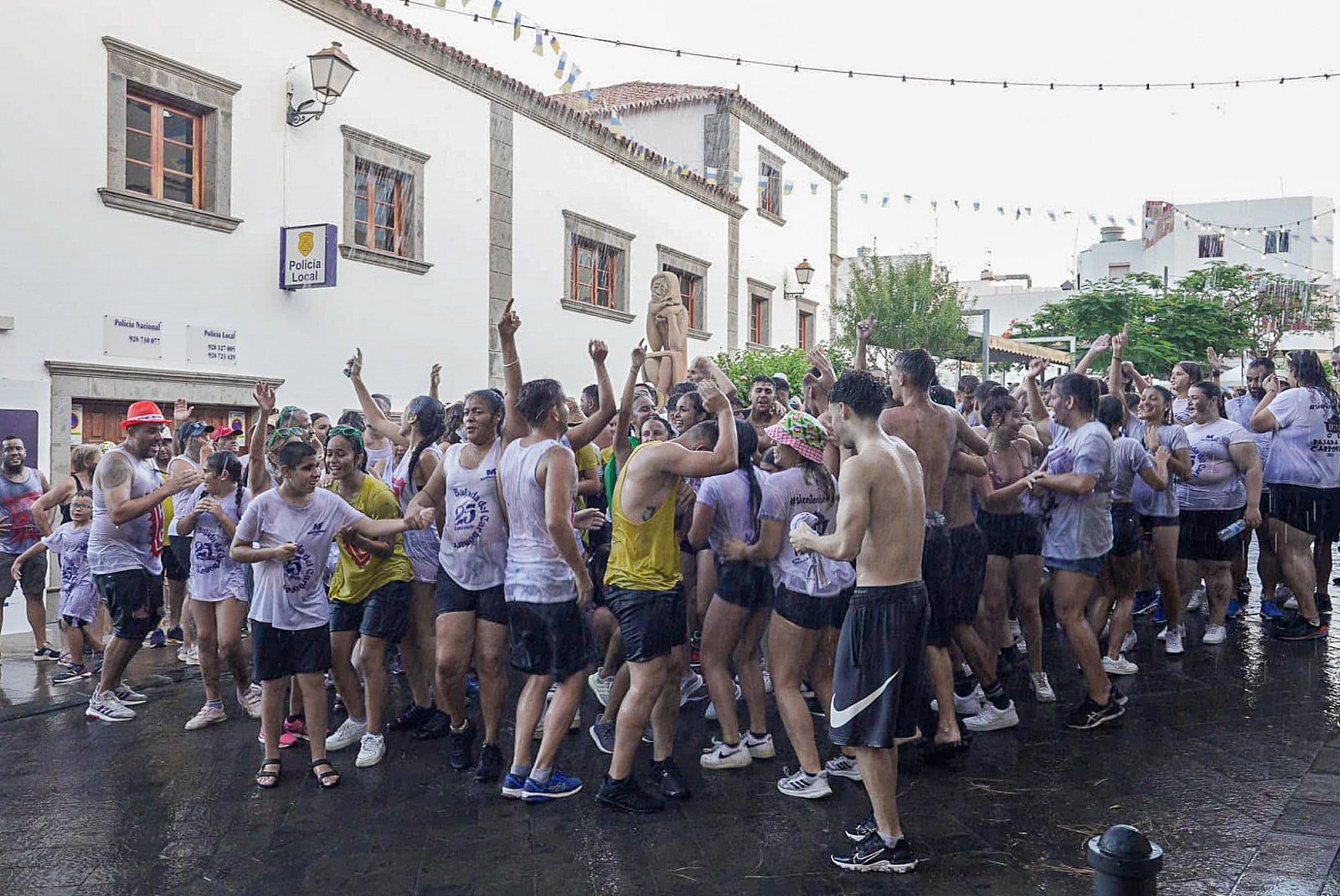 Más de un centenar de personas tiznadas y empapadas perpetúan el recuerdo a los carboneros en las fiestas de San Bartolomé
