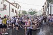 Más de un centenar de personas tiznadas y empapadas perpetúan el recuerdo a los carboneros en las fiestas de San Bartolomé