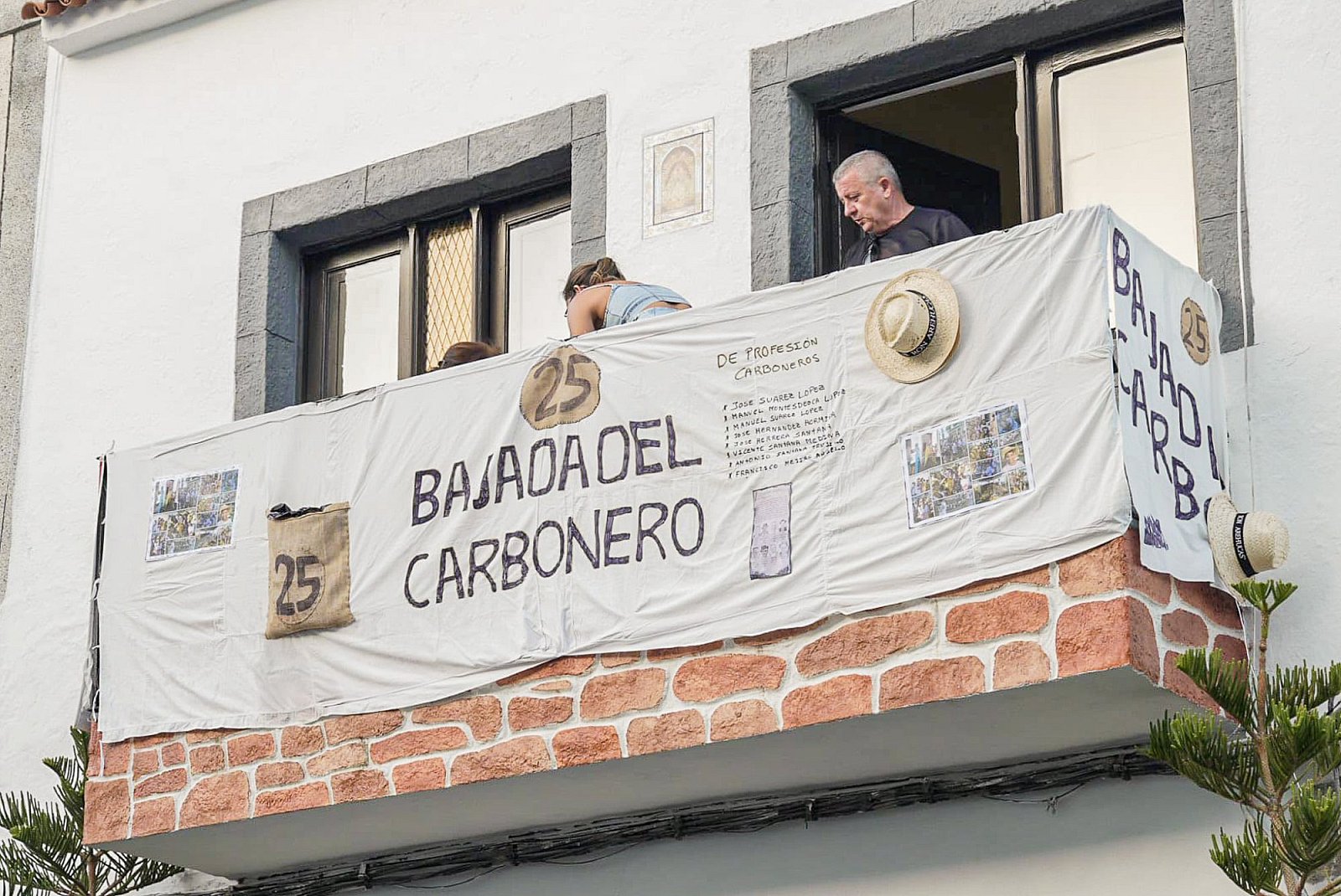 Más de un centenar de personas tiznadas y empapadas perpetúan el recuerdo a los carboneros en las fiestas de San Bartolomé