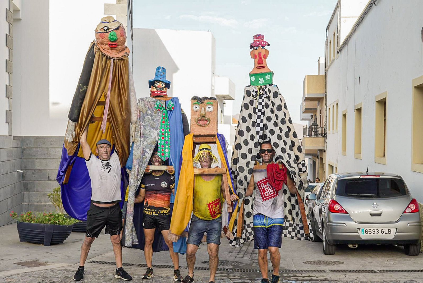 Más de un centenar de personas tiznadas y empapadas perpetúan el recuerdo a los carboneros en las fiestas de San Bartolomé