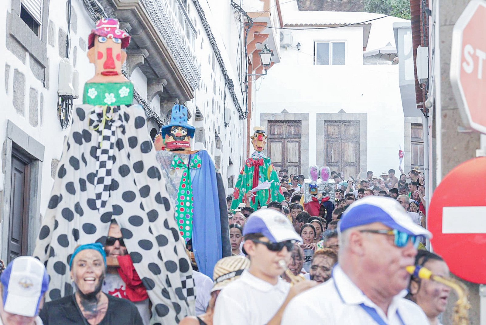 Más de un centenar de personas tiznadas y empapadas perpetúan el recuerdo a los carboneros en las fiestas de San Bartolomé