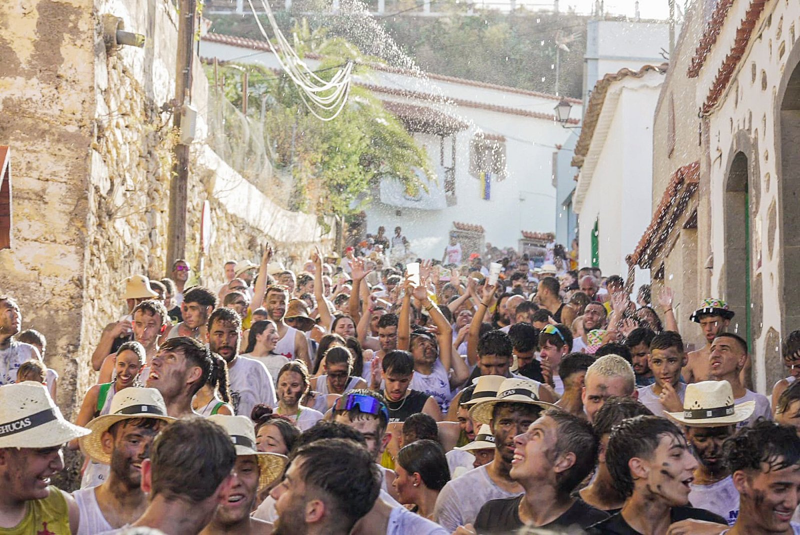 Más de un centenar de personas tiznadas y empapadas perpetúan el recuerdo a los carboneros en las fiestas de San Bartolomé