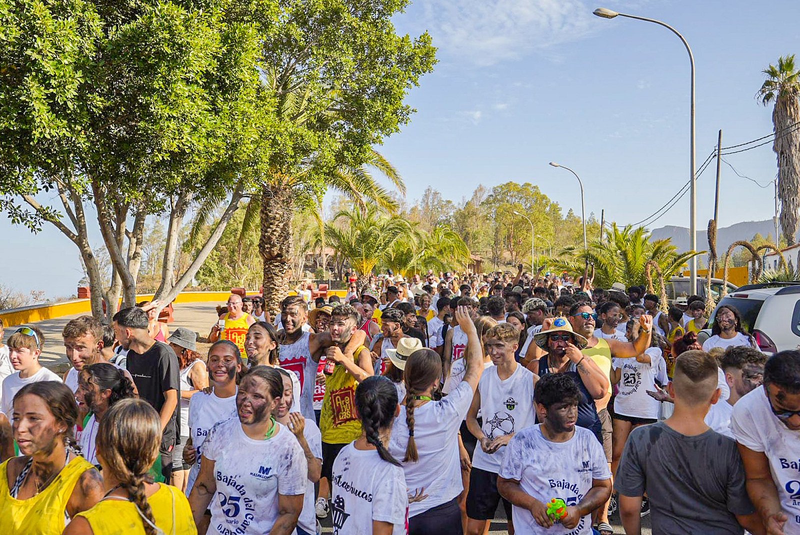 Más de un centenar de personas tiznadas y empapadas perpetúan el recuerdo a los carboneros en las fiestas de San Bartolomé