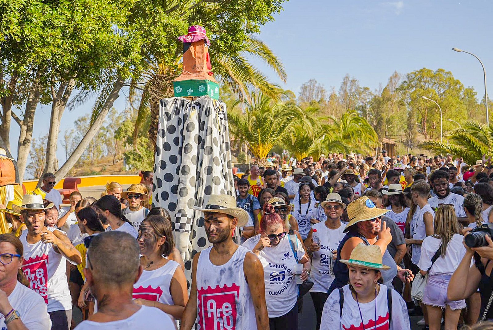 Más de un centenar de personas tiznadas y empapadas perpetúan el recuerdo a los carboneros en las fiestas de San Bartolomé