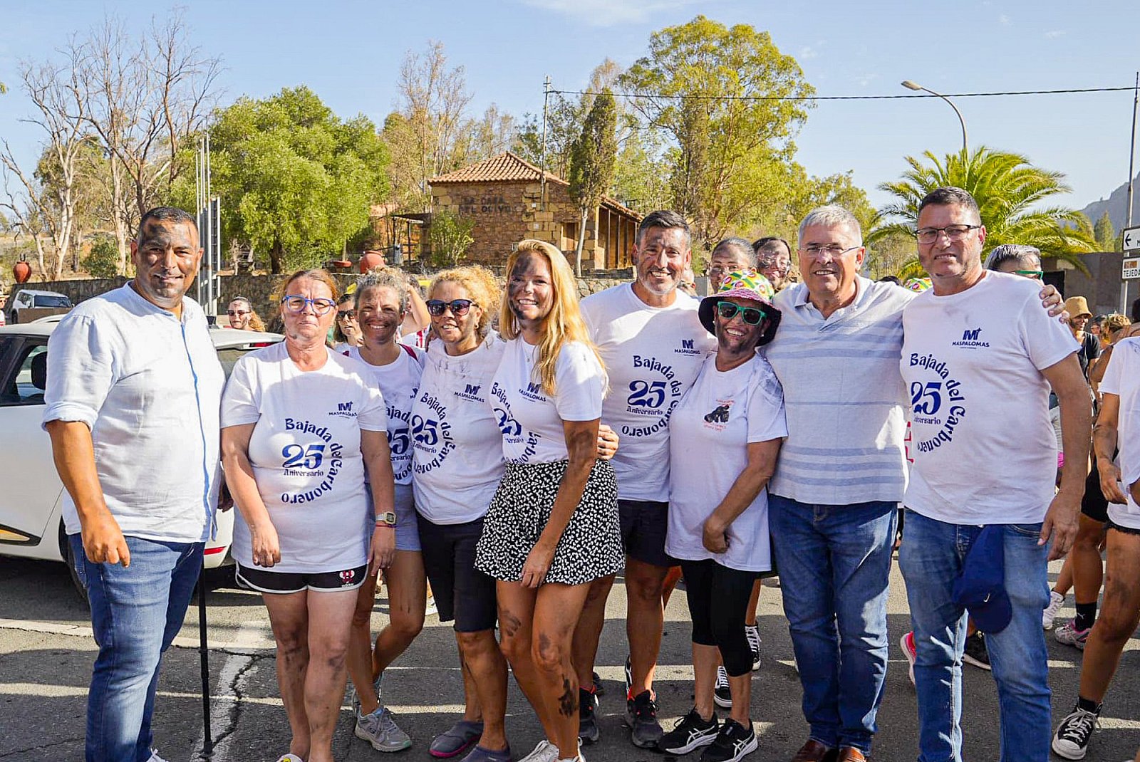 Más de un centenar de personas tiznadas y empapadas perpetúan el recuerdo a los carboneros en las fiestas de San Bartolomé
