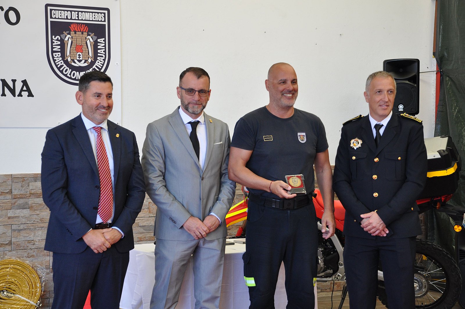 Maspalomas distingue a sus cuatro bomberos con mayor antigüedad_0