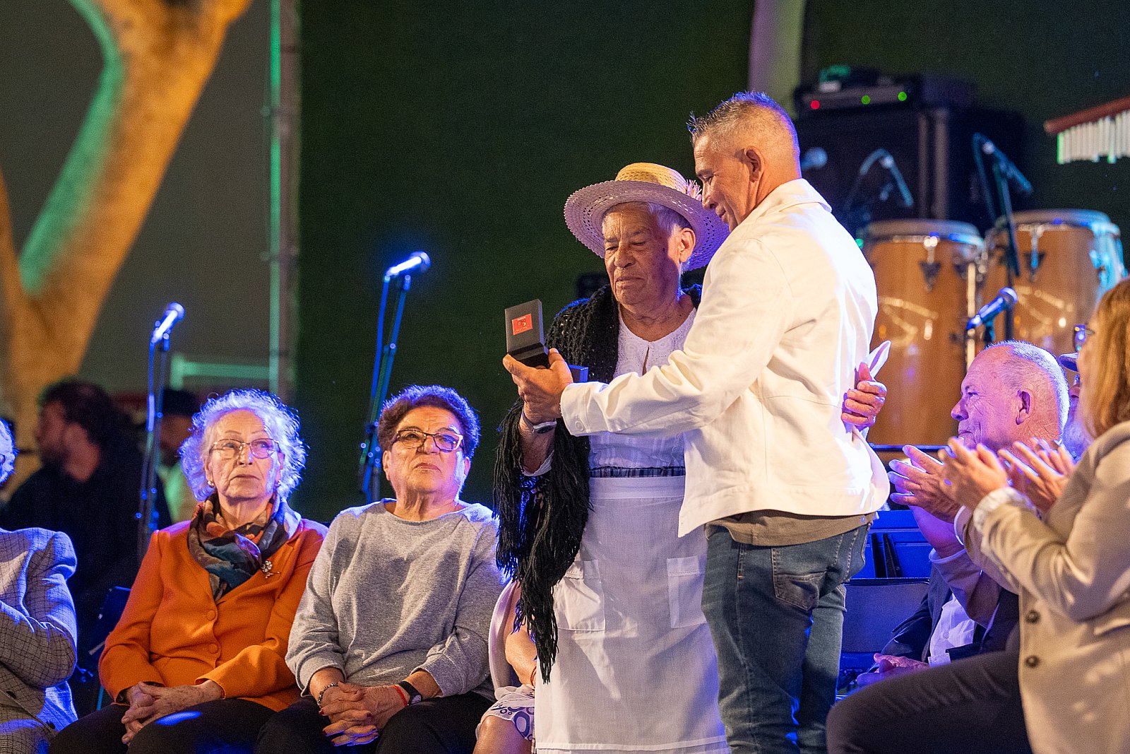 La Comisión de vecinos que recaudaron fondos para la construcción de la Iglesia de El Tablero recibe la Vara del Romero