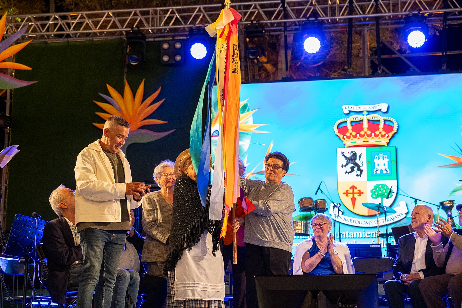 La Comisión de vecinos que recaudaron fondos para la construcción de la Iglesia de El Tablero recibe la Vara del Romero