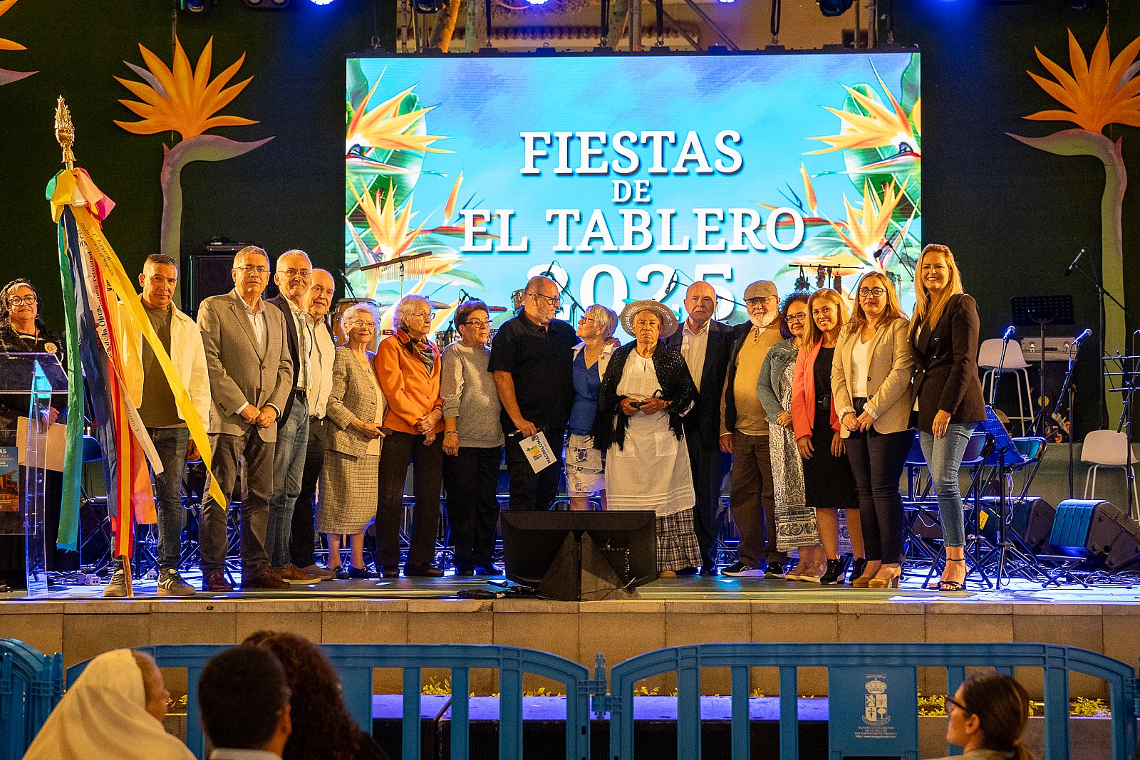 La Comisión de vecinos que recaudaron fondos para la construcción de la Iglesia de El Tablero recibe la Vara del Romero