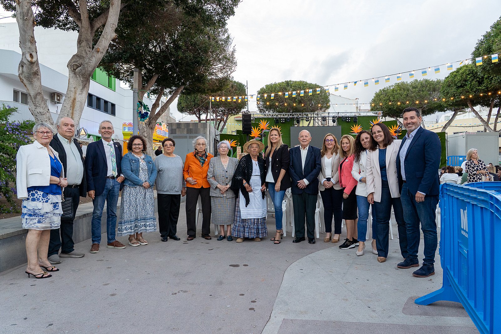 La Comisión de vecinos que recaudaron fondos para la construcción de la Iglesia de El Tablero recibe la Vara del Romero