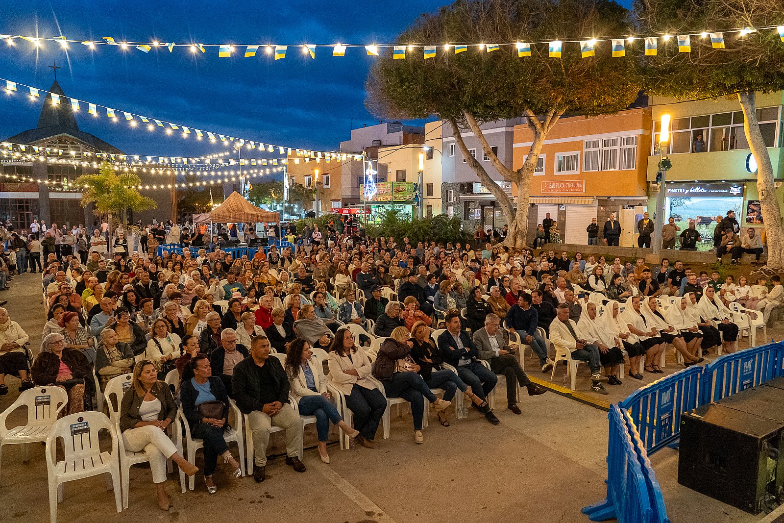 La Comisión de vecinos que recaudaron fondos para la construcción de la Iglesia de El Tablero recibe la Vara del Romero