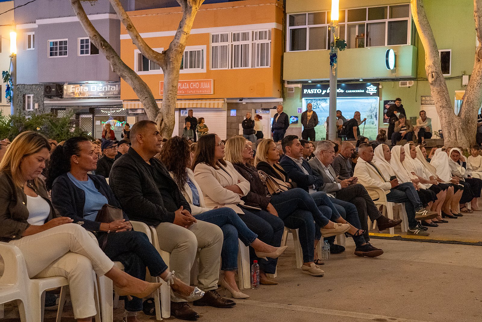 La Comisión de vecinos que recaudaron fondos para la construcción de la Iglesia de El Tablero recibe la Vara del Romero